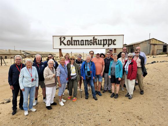 2025 Namibia MB-Gruppenfoto an der Kolmanskuppe